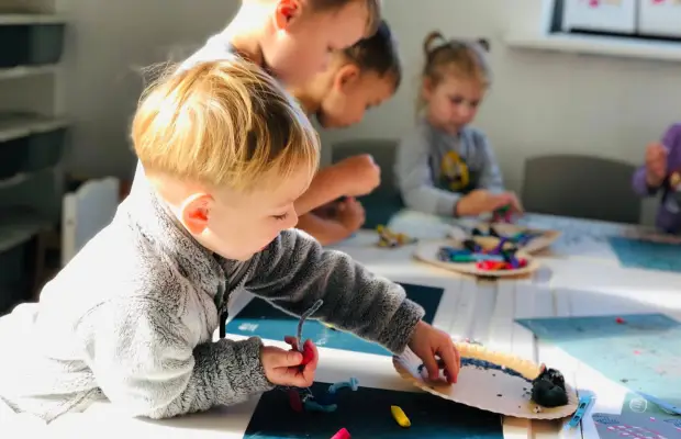 Darželio "Pupų pėdelis" vaikai atlieka steam menų veiklas