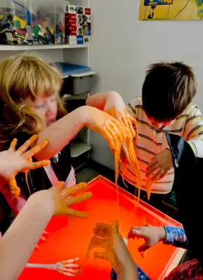 Darželio "Pupų pėdelis" vaikai atlieka steam veiklas su šviesos stalu