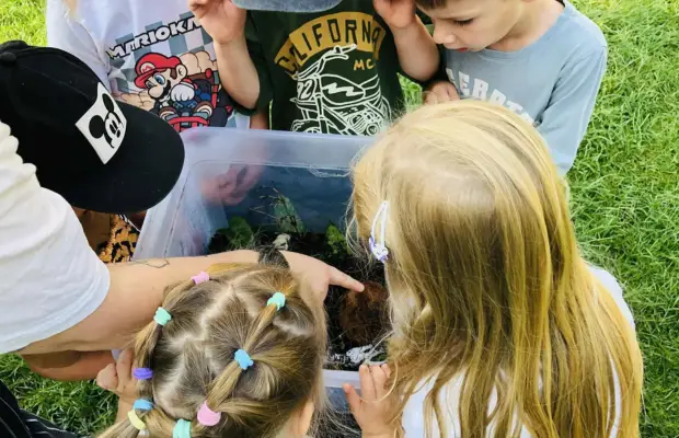 Vaikai atlieka steam veiklas lauko erdvėje darželyje "Pupų pėdelis"