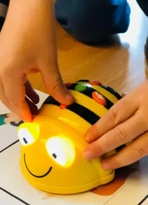 Vaikai programuoja bee bot darželyje "Pupų pėdelis"
